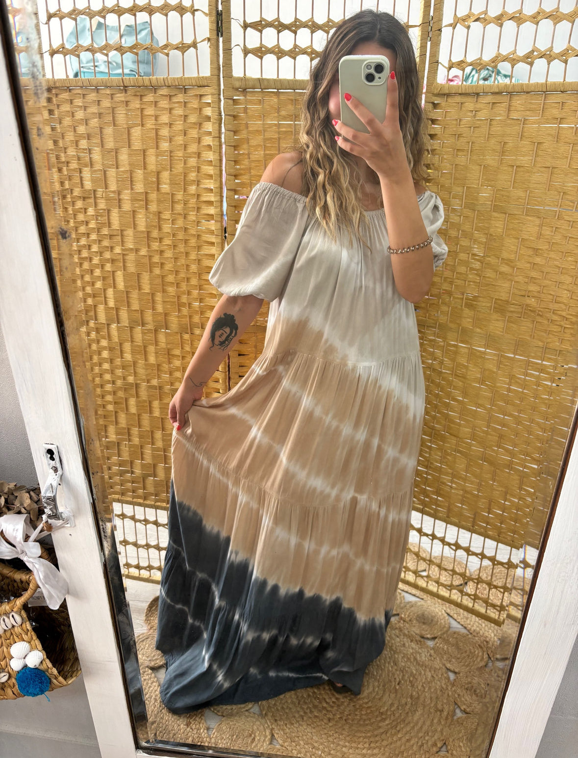 Vestido tie dye azul/verde/rosa escuro com elástico ombros