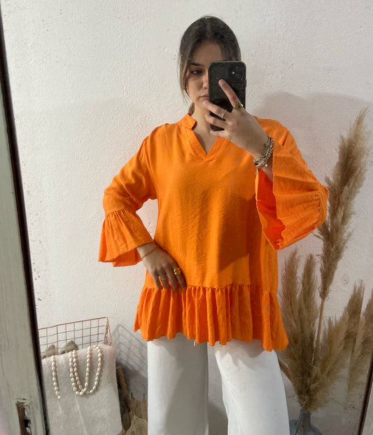 Túnica laranja com folhos e decote em V