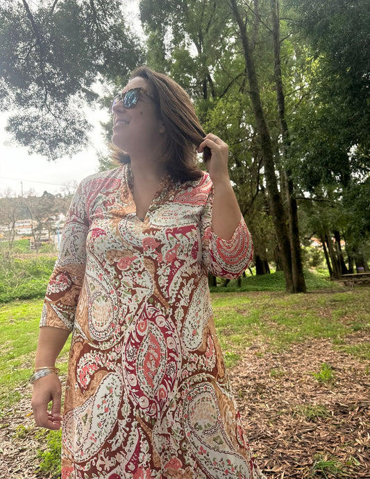 Vestido com estampado paisley camel e salmão malha fria