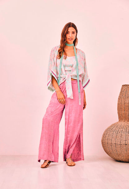 Kimono curto estampado azul com palmeiras rosa com bordado crochê CS.Roura