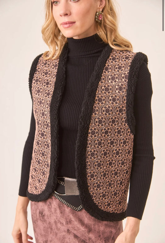 Colete pêlo preto bordado  CS.Osma