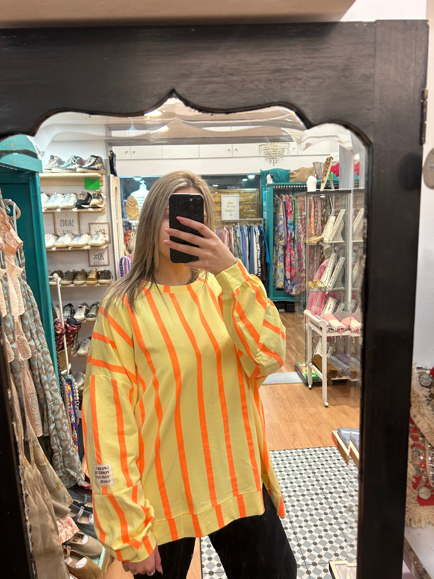 Sweat rosa fúcsia com riscas vermelhas