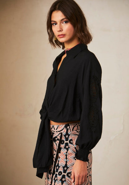 Camisa negra con lazo y bordado en las mangas HJ.Birger