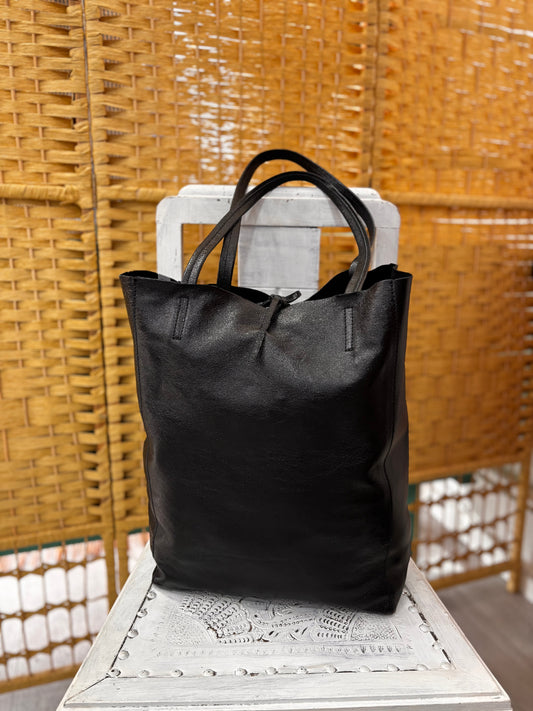 Shopping bag preta em pele metalizada