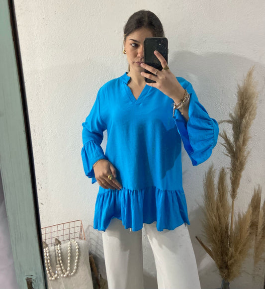 Túnica azul com folhos e decote em V
