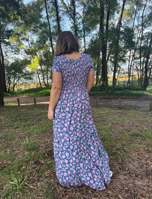 Vestido estampado florido azul e lilás com favinhos no peito