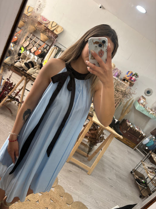 Vestido cetim azul com laço preto