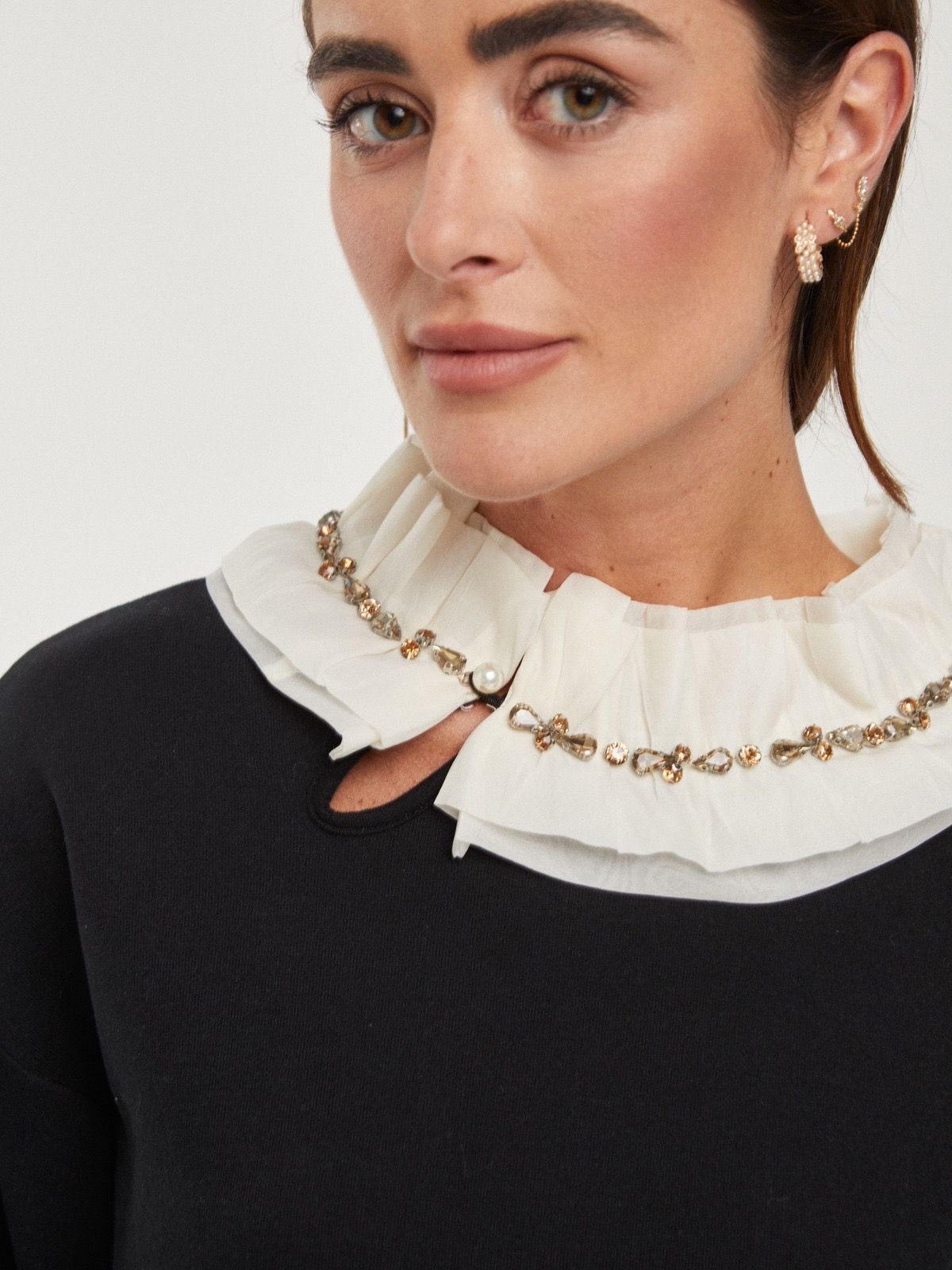 Vestido preto com folhos na gola