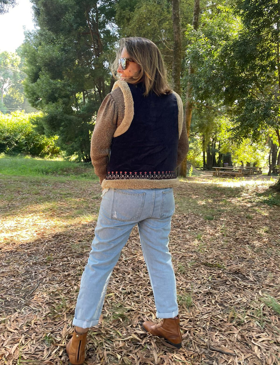 Colete preto bordado com pêlo CS.GAVI