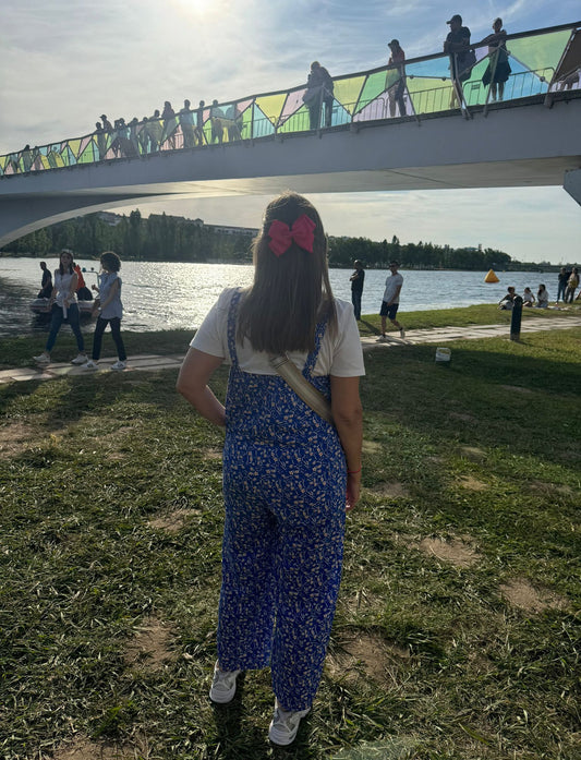 Macacão azul floral com peitilho e bolsos