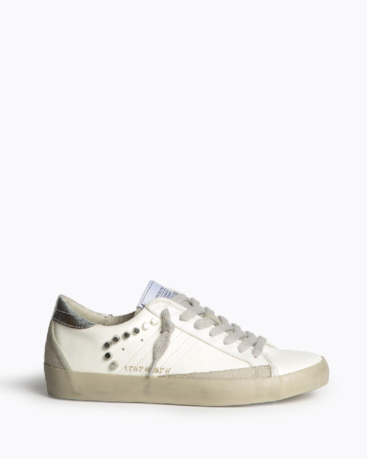 Sapatilhas brancas com tachas laterais