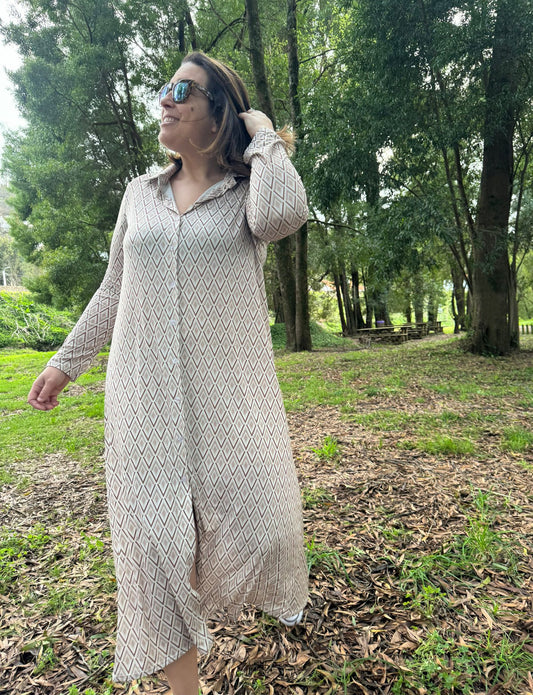Vestido camiseiro padrão geométrico em tons de camel e bege malha fria