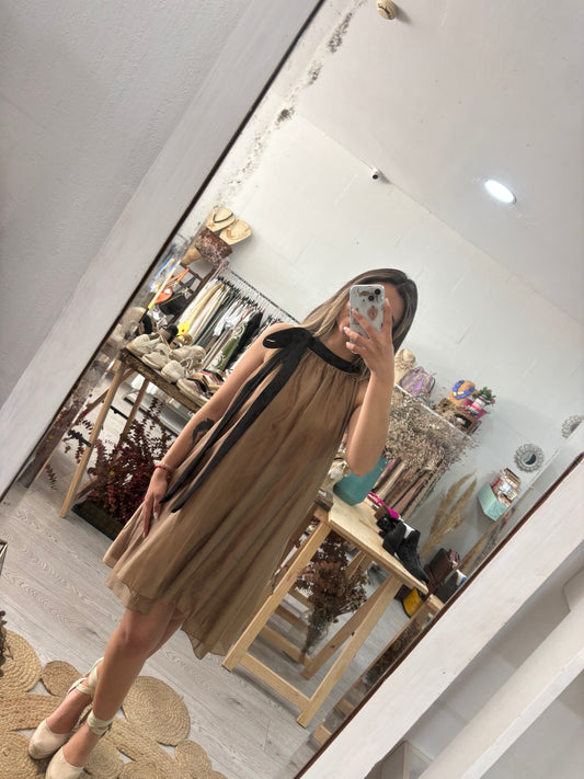 Vestido cetim camel com laço preto