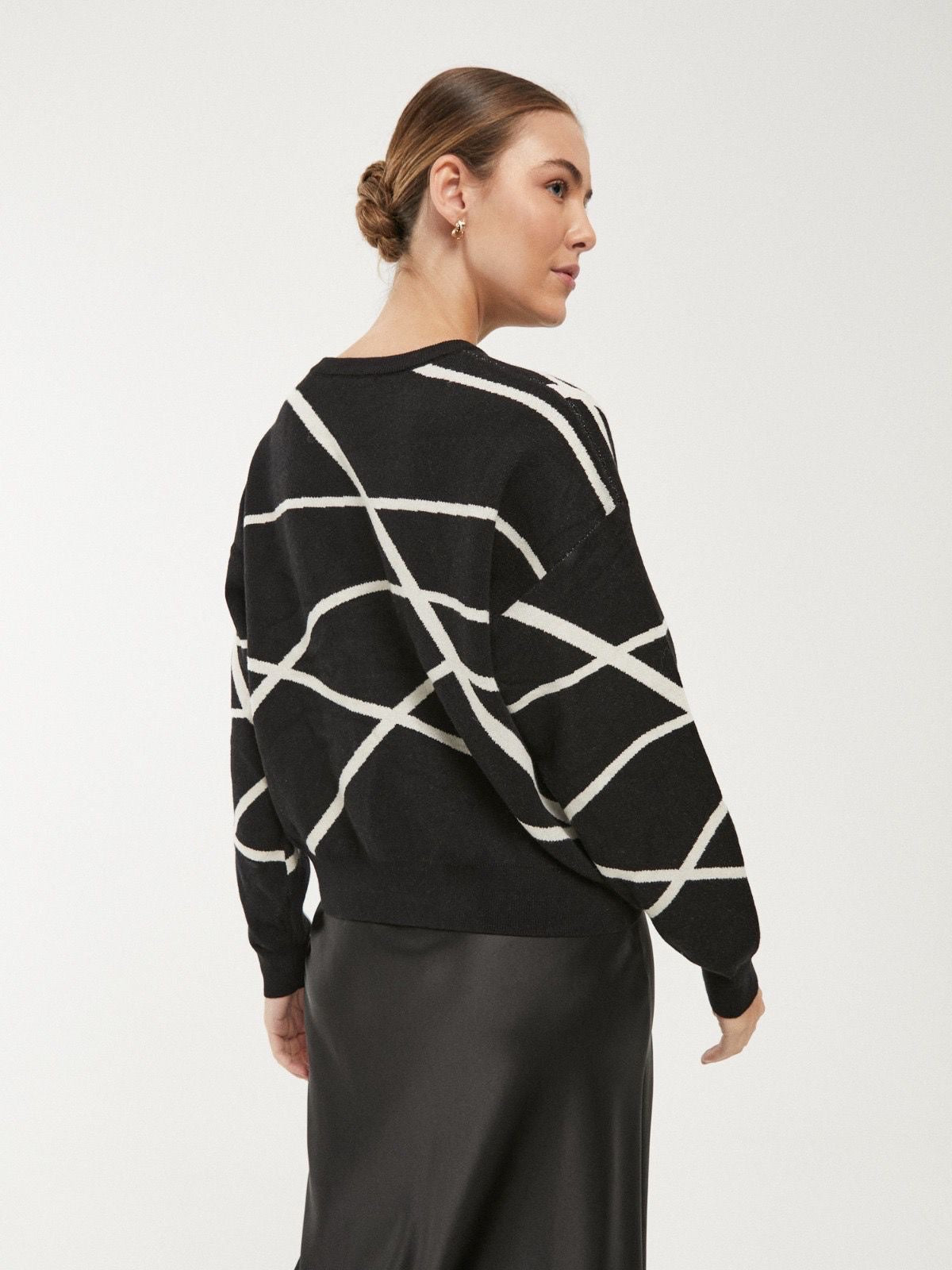 Camisola preta com riscas brancas