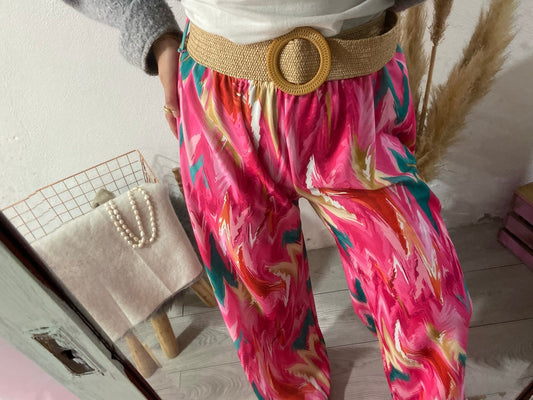 Pantalonas manchadas rosa e turquesa com cinto