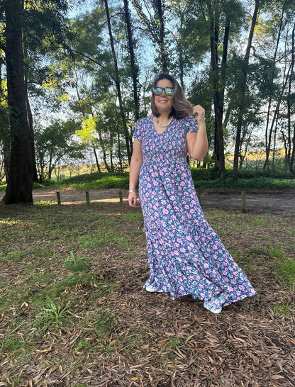 Vestido estampado florido azul e lilás com favinhos no peito