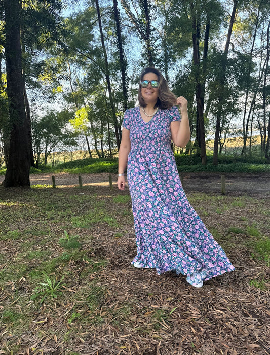 Vestido estampado florido azul e lilás com favinhos no peito