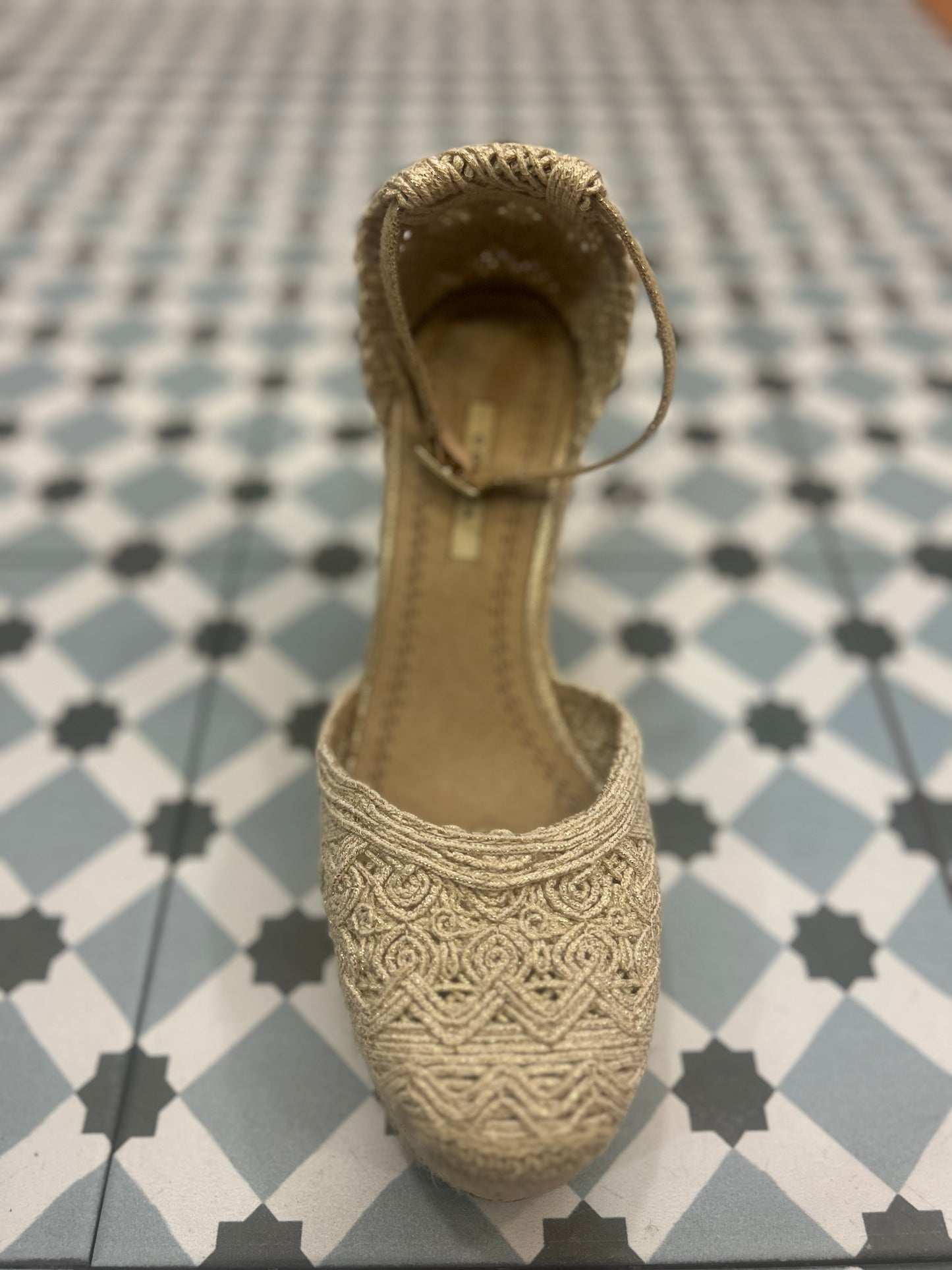 Sandália cunha alta bege lurex