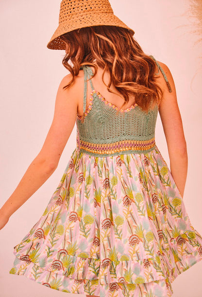 Vestido com crochê no peito e estampado primavera CS.Elaine