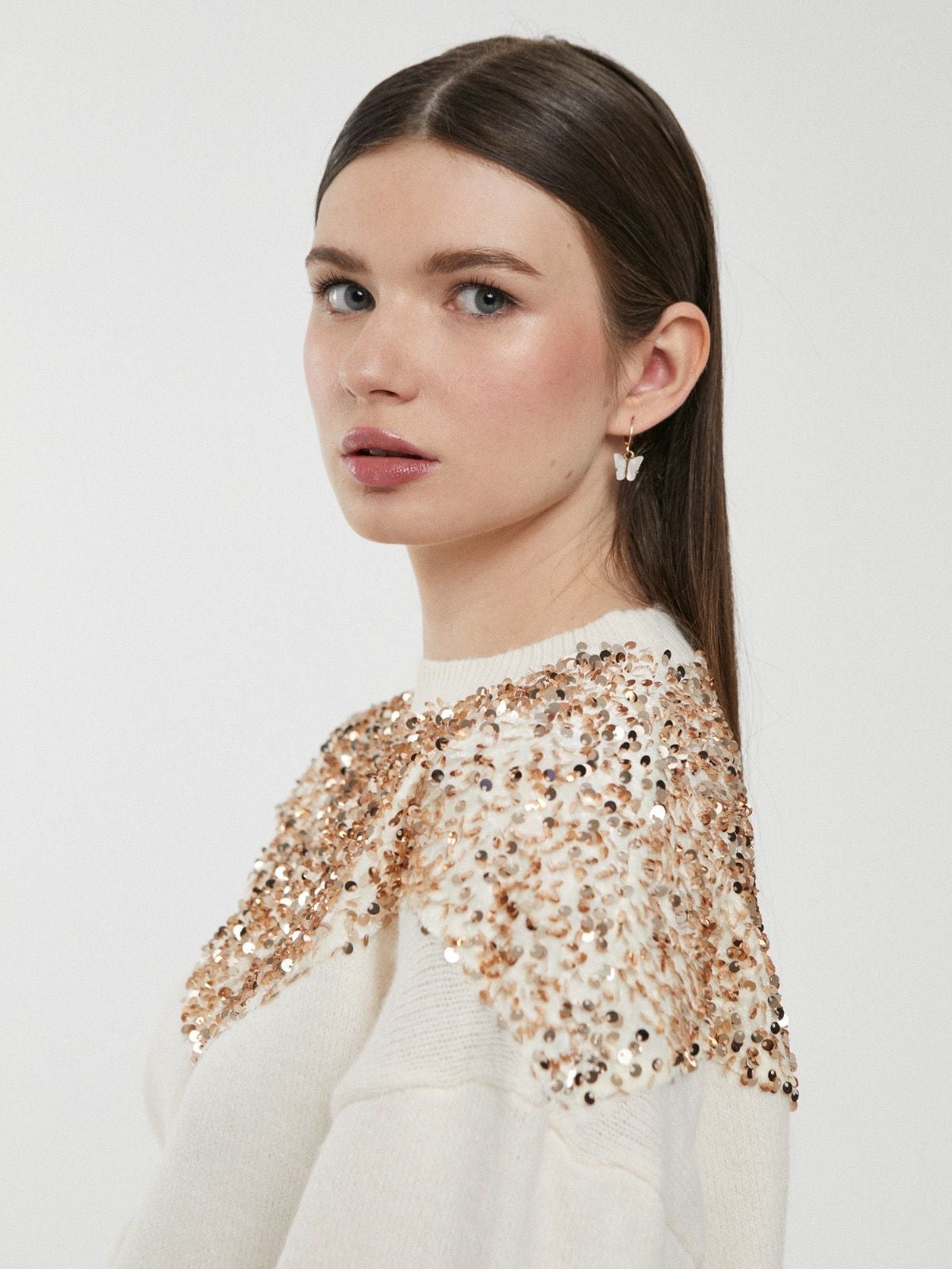 Camisola preta com lantejoulas no decote e ombros