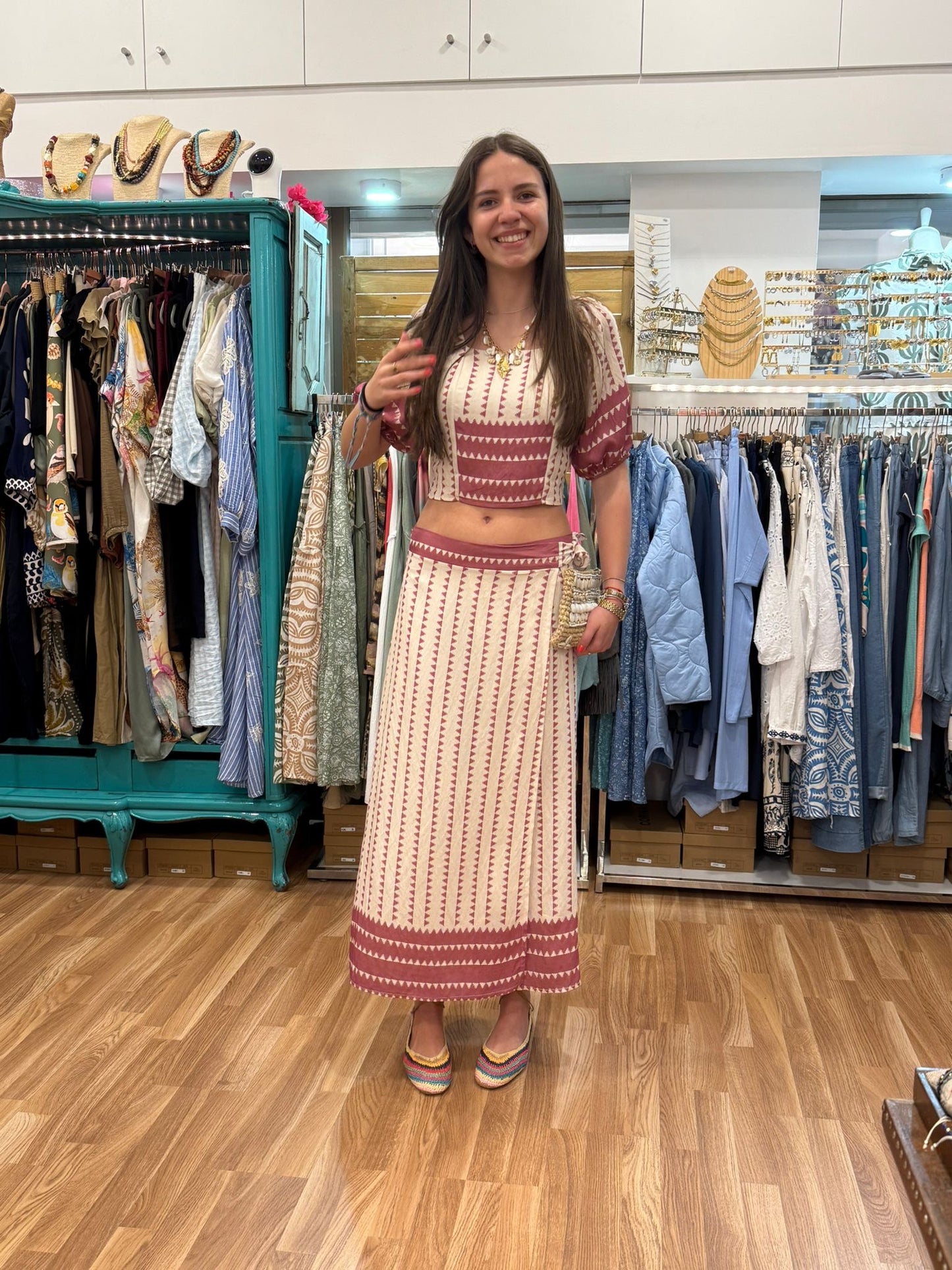 Conjunto top e saia estampados geométricos