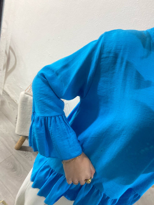 Túnica azul com folhos e decote em V