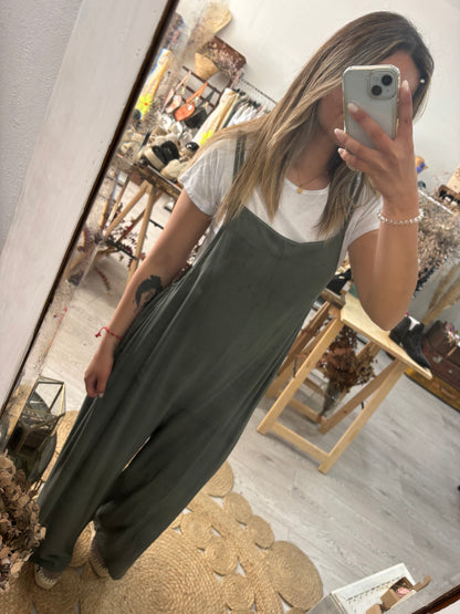 Conjunto tshirt e macacão caqui oversized