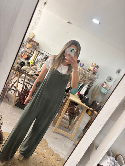 Conjunto tshirt e macacão caqui oversized