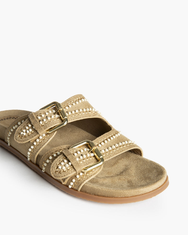 Sandália rasa camel duas tiras com bordado e missangas