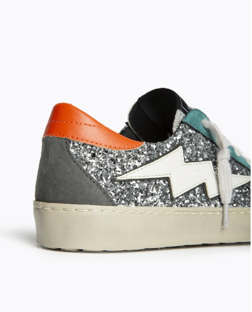 Sapatilhas glitter prata raio branco com detalhes laranja e esmeralda