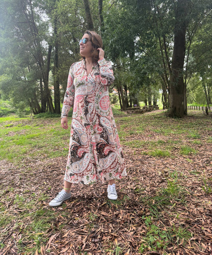 Vestido com estampado paisley azul e coral malha fria