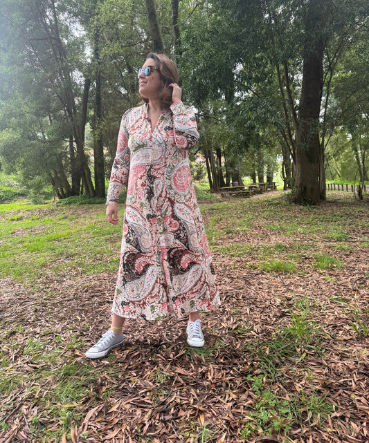 Vestido com estampado paisley salmão e preto malha fria