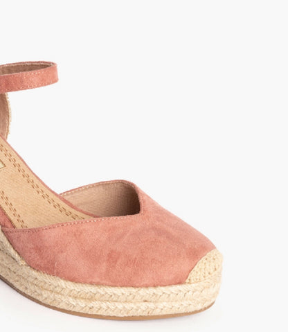 Sandalia de cuña rosa con hebilla