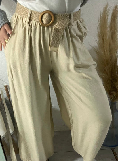Pantalones fluidos color caqui con cinturón