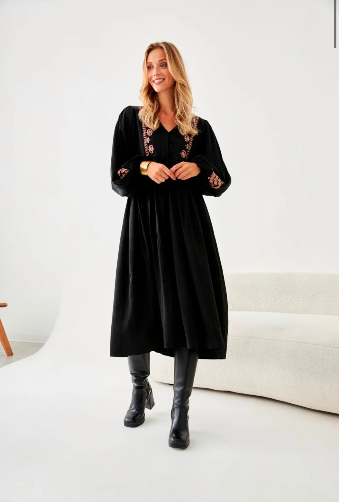 Vestido preto com bordados camel no peito HJ.Datoli