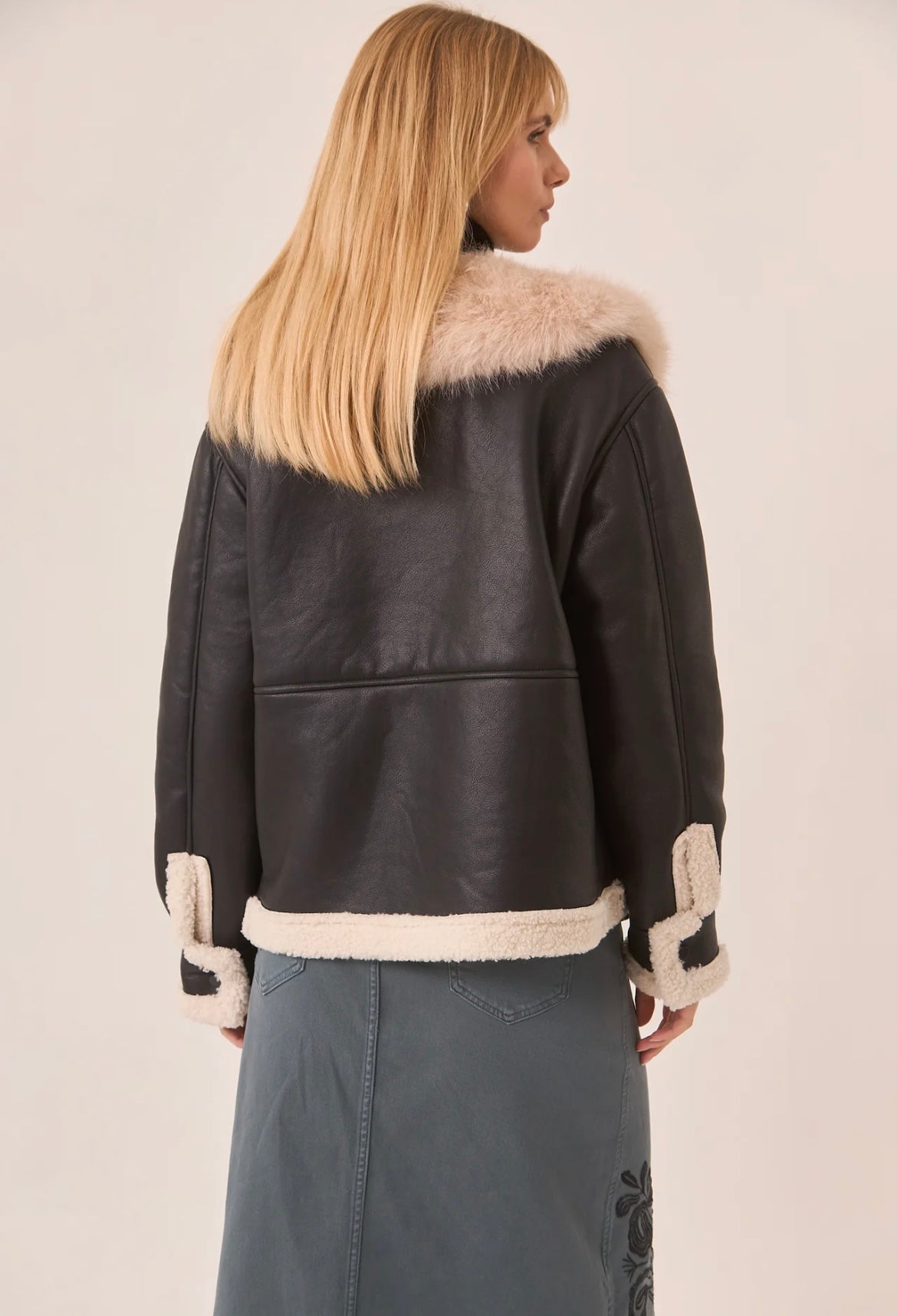 Casaco preto com gola pelo YH.Belli