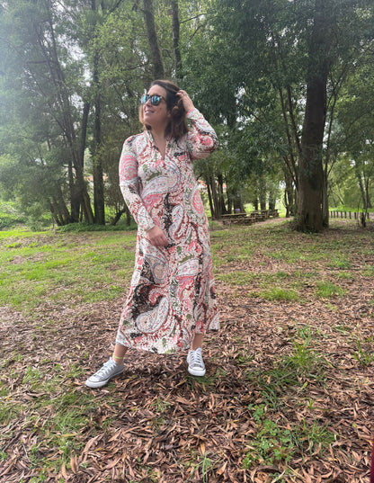 Vestido com estampado paisley azul e coral malha fria