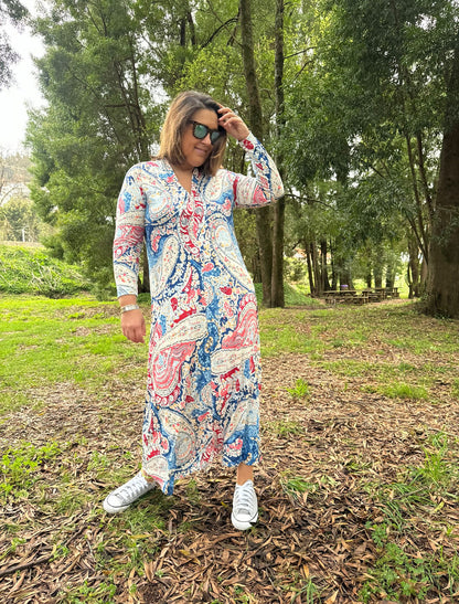 Vestido com estampado paisley azul e coral malha fria