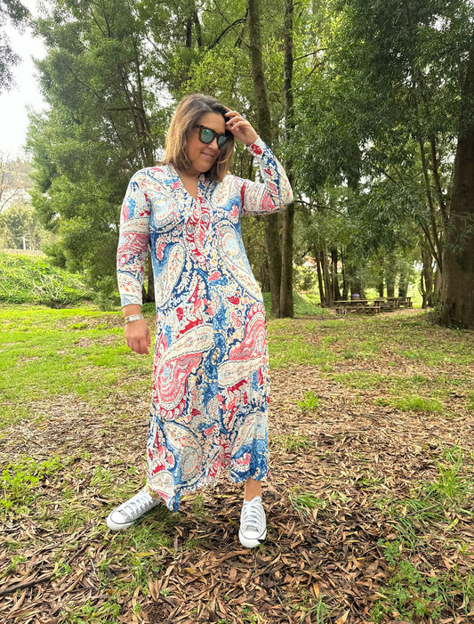 Vestido com estampado paisley azul e coral malha fria