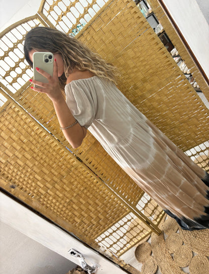 Vestido tie dye azul/verde/rosa escuro com elástico ombros