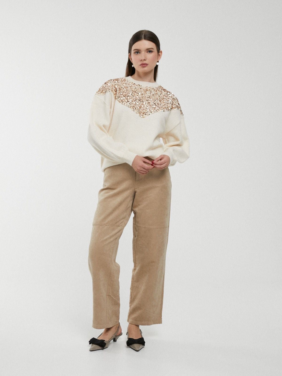 Camisola preta com lantejoulas no decote e ombros