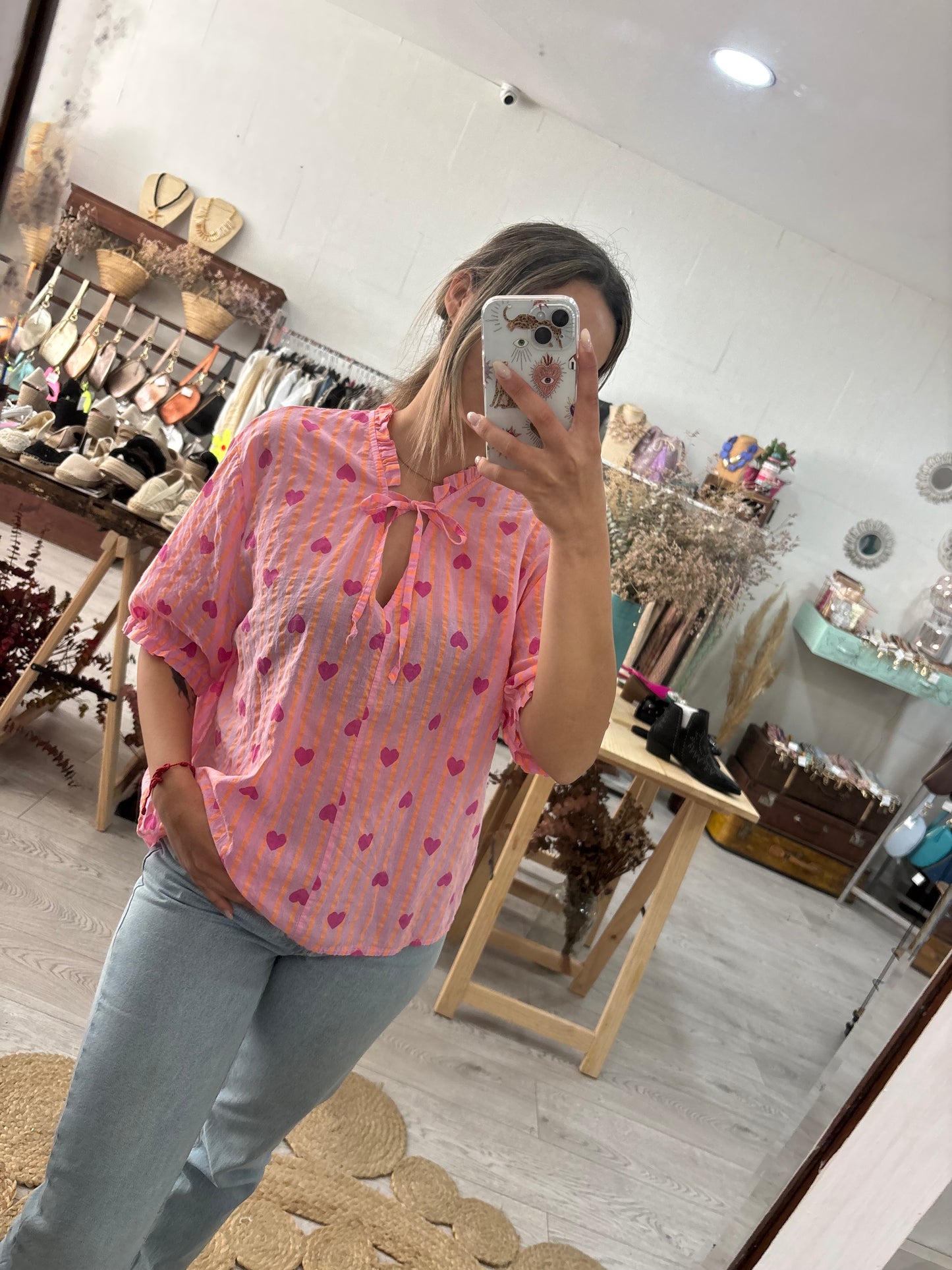 Túnica rosa com riscas laranja e corações rosa