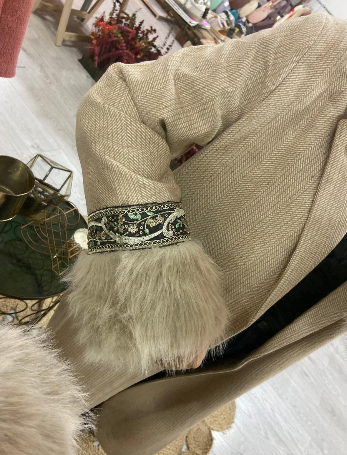 Sobretudo bege lurex punho bordado e pelo NI.Colette