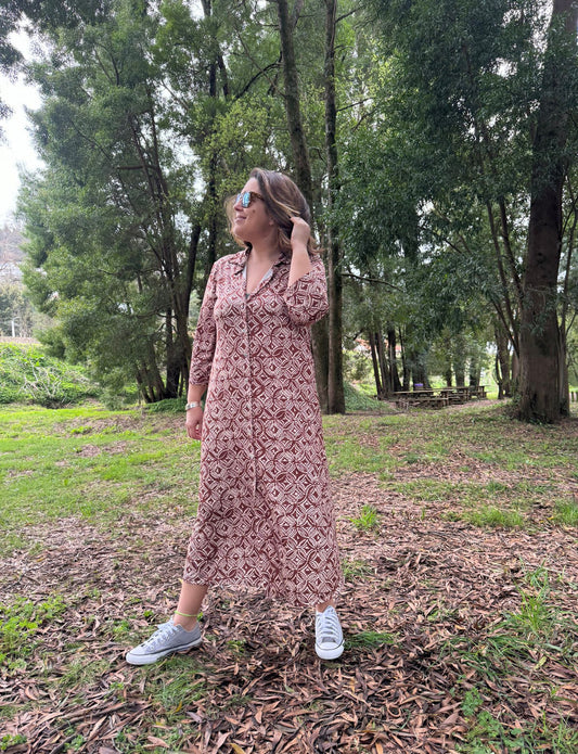 Vestido camiseiro estampado castanho malha fria