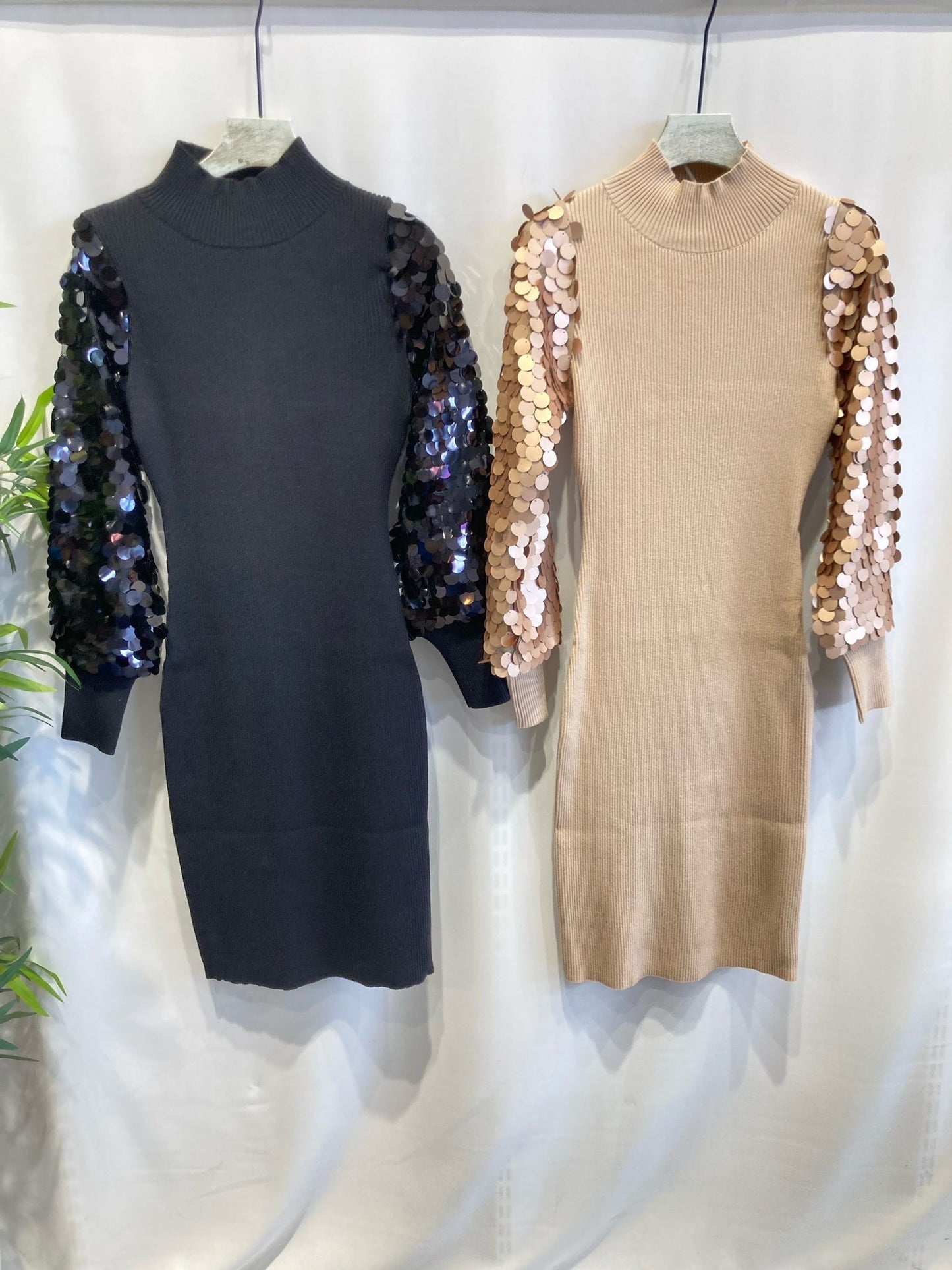 Vestido preto canelado mangas lantejoulas