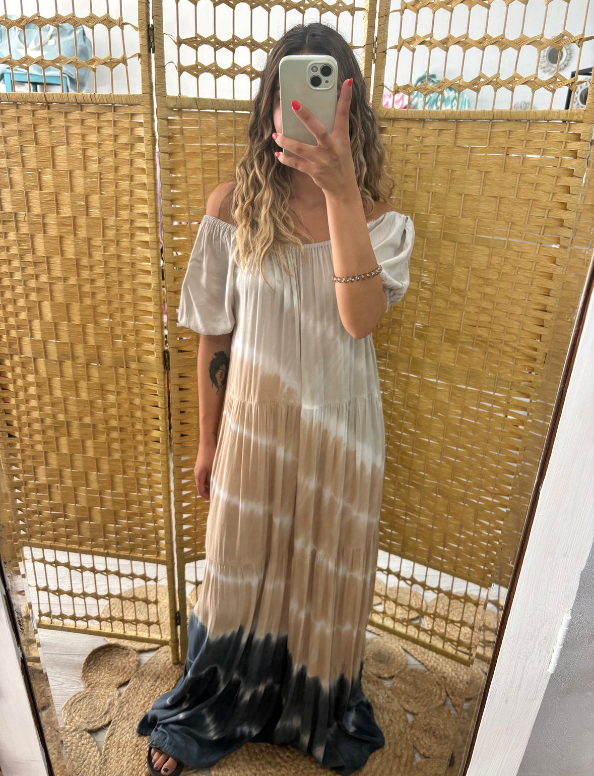 Vestido tie dye azul/verde/rosa escuro com elástico ombros