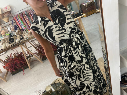 Vestido estampado flores pretas