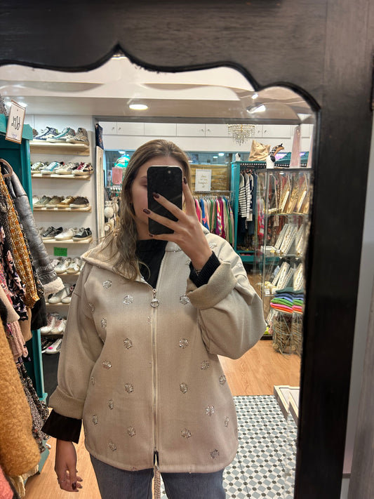 Casaco bege com brilhantes