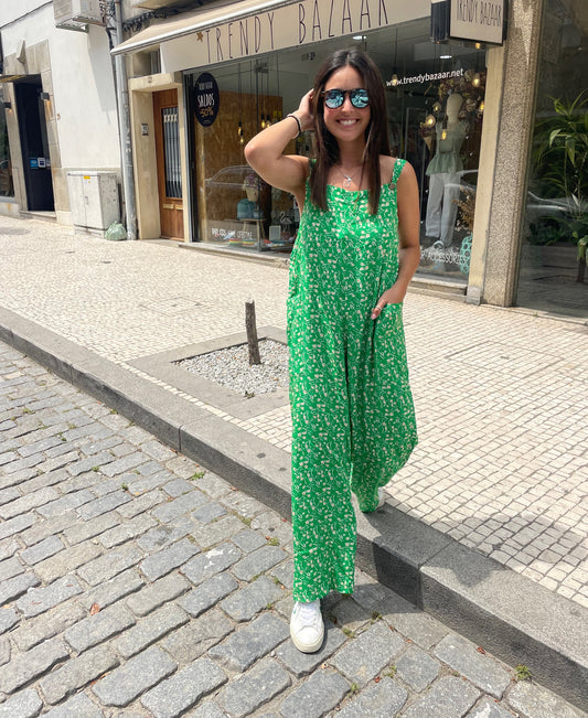 Macacão verde floral com peitilho e bolsos