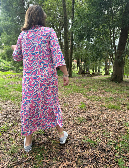 Vestido camiseiro estampado taupe e azul malha fria